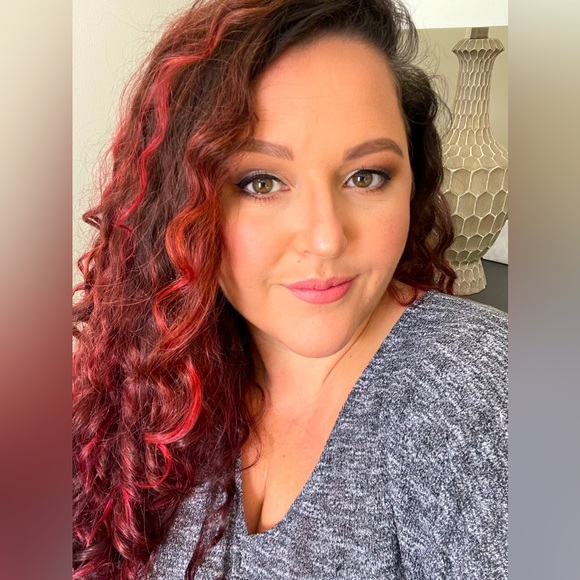 Meet your Posher, Janelle - Picture 2 of 2